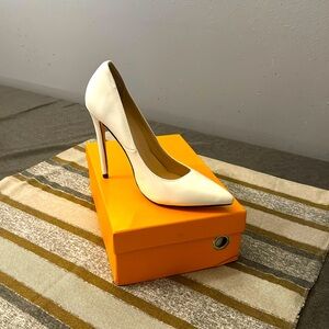 Ladies dress shoe, size 9, cream color made by Up2Step. Leather.